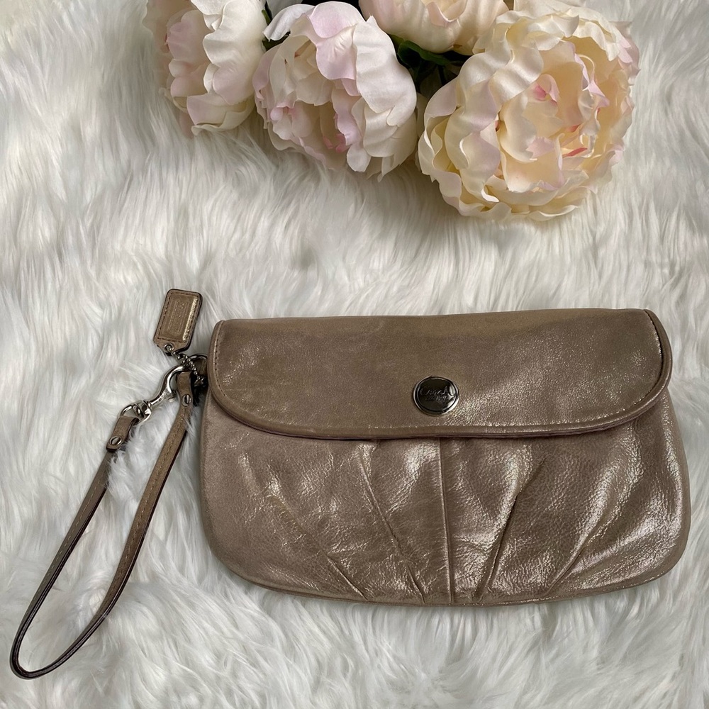 [coach] metallic grey wristlet